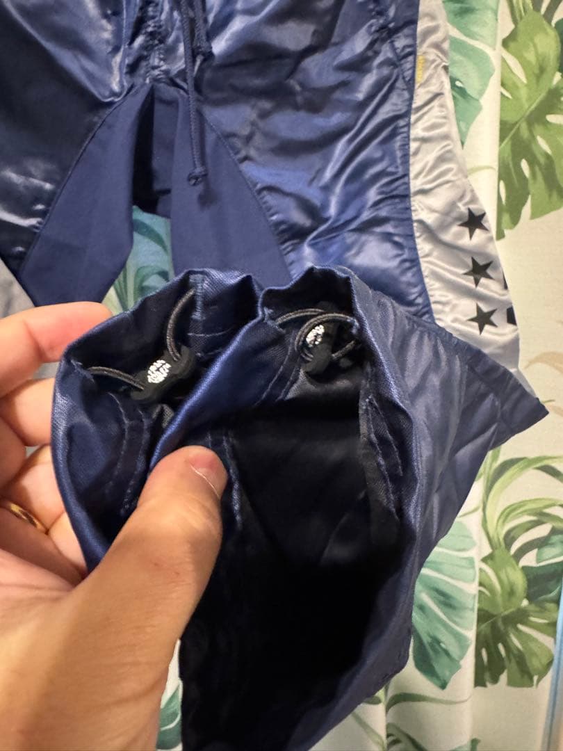 新品ATHLETA キッズ150㌢ピステ上下 セットアップシルバー/ネイビー