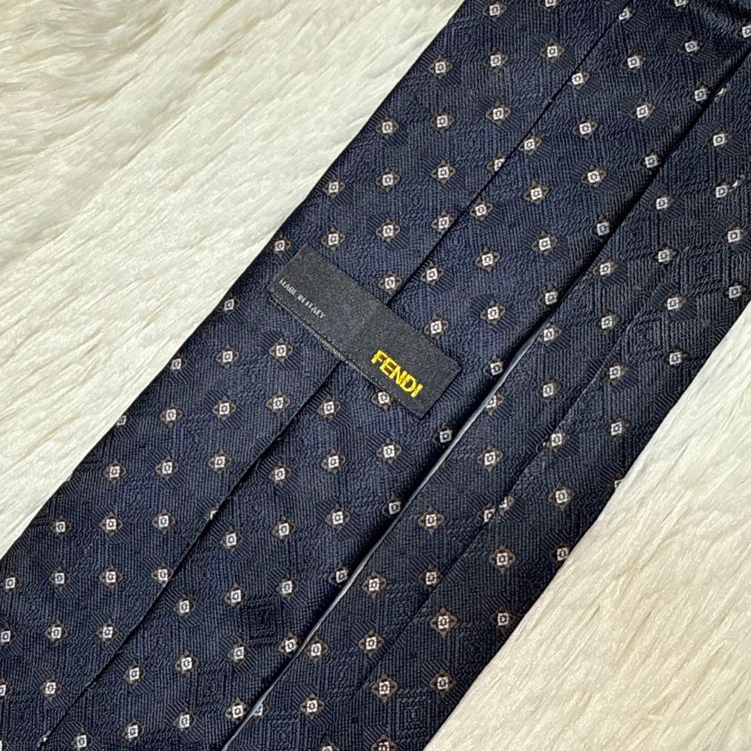【未使用級】FENDI ブランドネクタイ　シルク　フェンディ　ズッカ柄