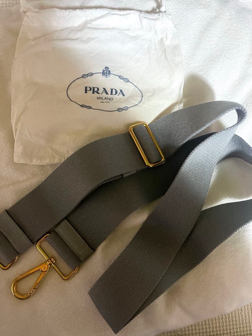 PRADA グレー カナパ ストラップ 紐