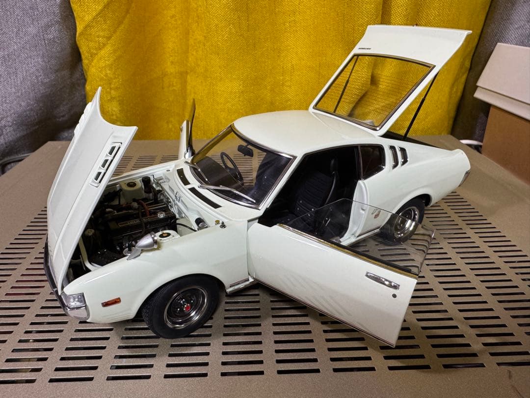 オートアート社製　CELICA 2000GT ミニカー ホワイト　1/18