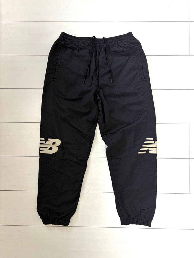 New Balance ウィンドブレーカーとジョガーパンツセット