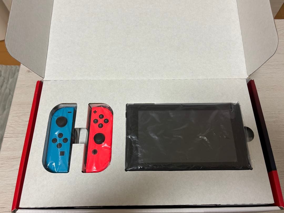 照*り様 Nintendo Switch 本体 青と赤のジョイコン