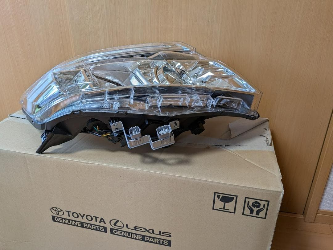 トヨタ　ヴォクシー　ヘッドランプASSY RH　81110-28G01