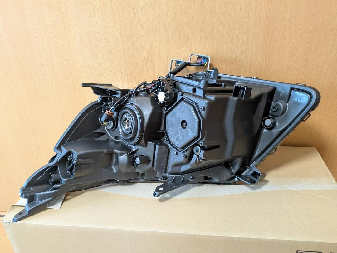 トヨタ　ヴォクシー　ヘッドランプASSY RH　81110-28G01