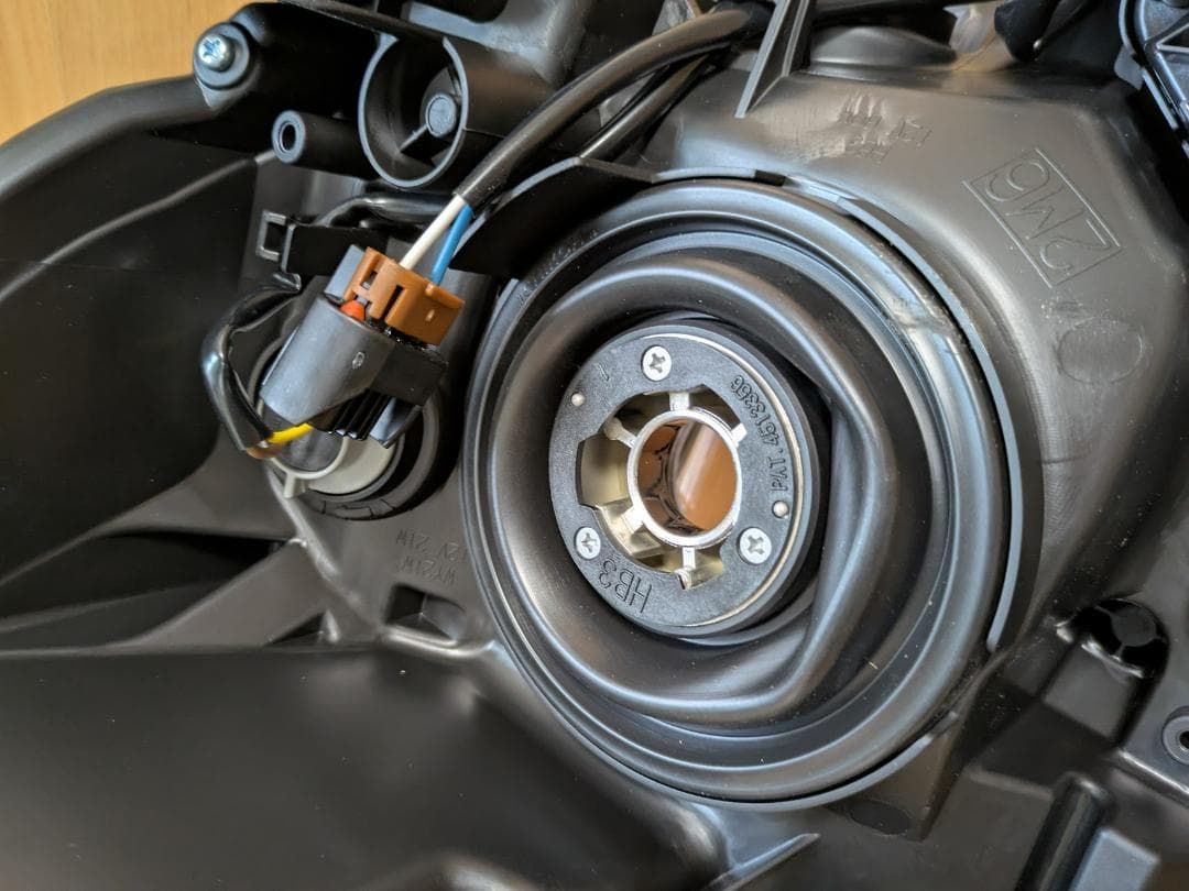 トヨタ　ヴォクシー　ヘッドランプASSY RH　81110-28G01