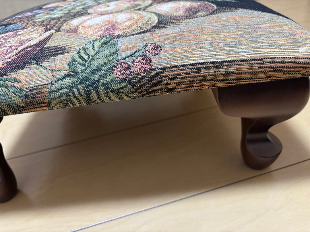 CORONA DECOR CO果物の刺繍オットマン・スツール　ゴブラン織