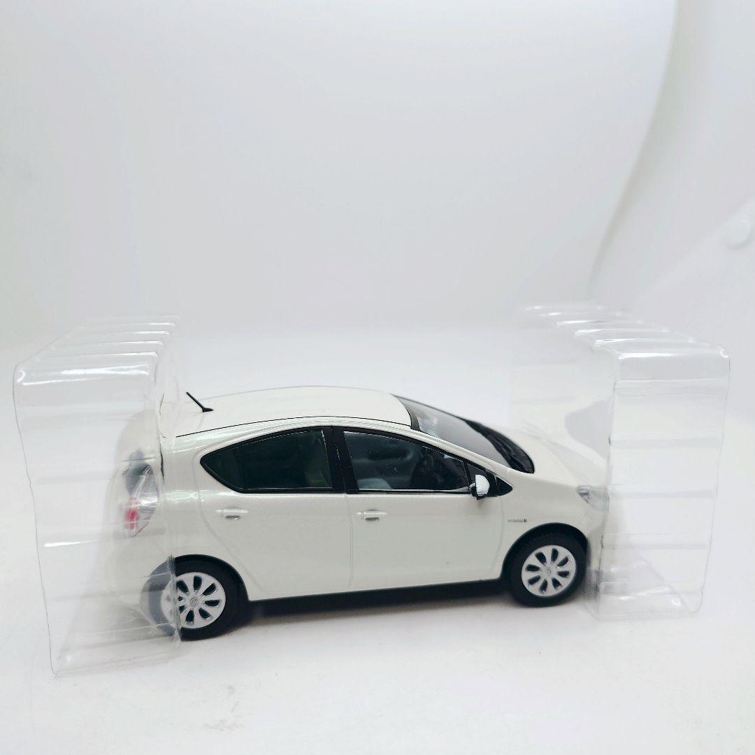 【トヨタ】アクア カラーサンプル ミニカー ホワイト NHP10 前期