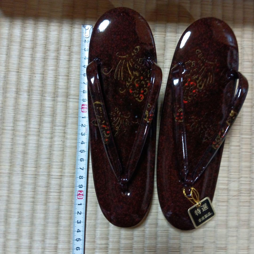 漆塗りの和装バッグと草履のセット