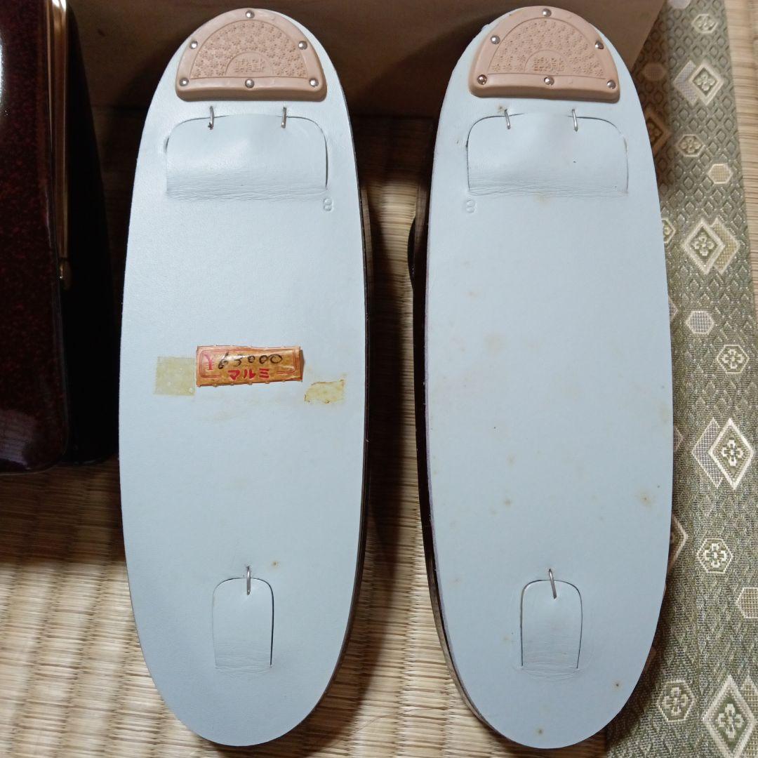 漆塗りの和装バッグと草履のセット
