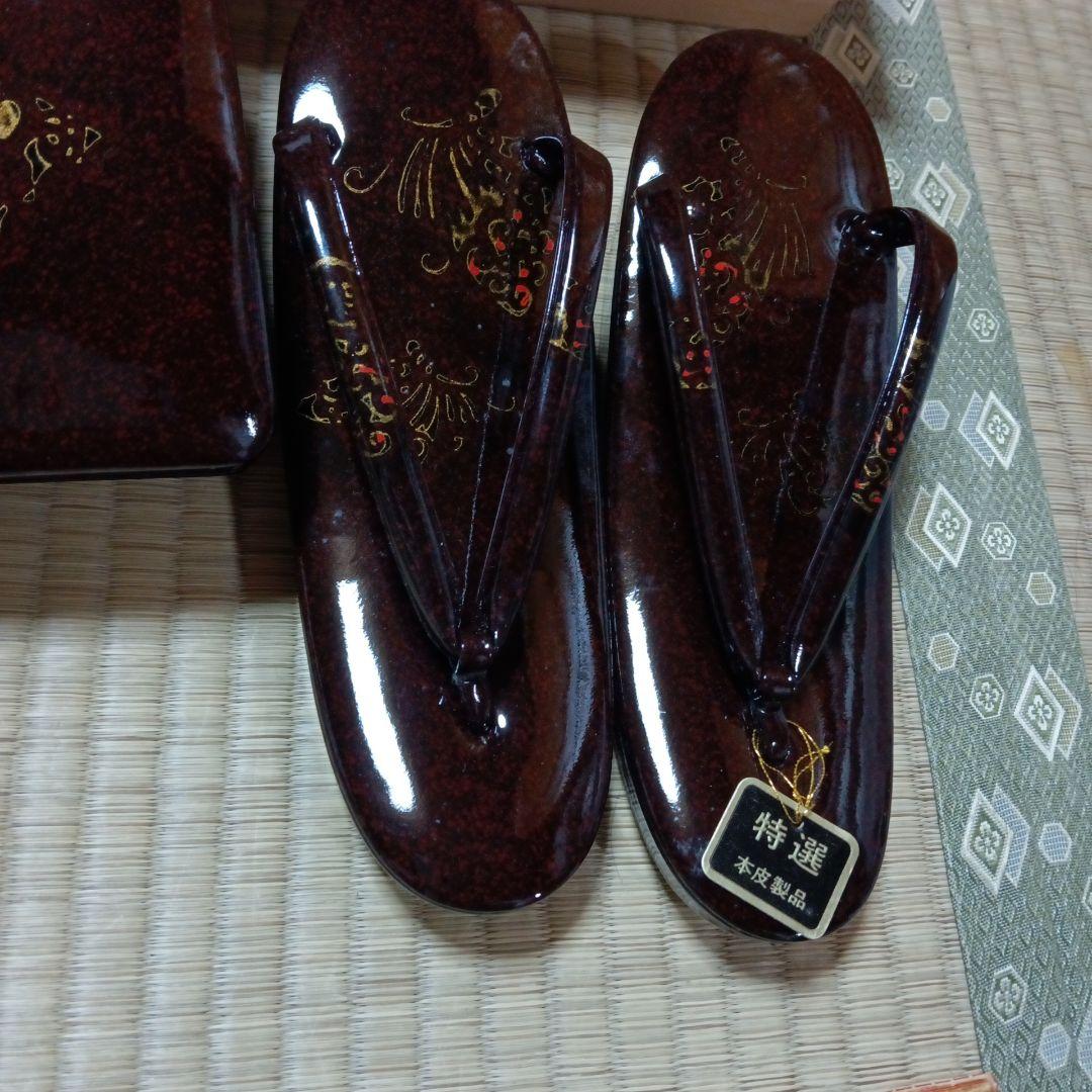漆塗りの和装バッグと草履のセット