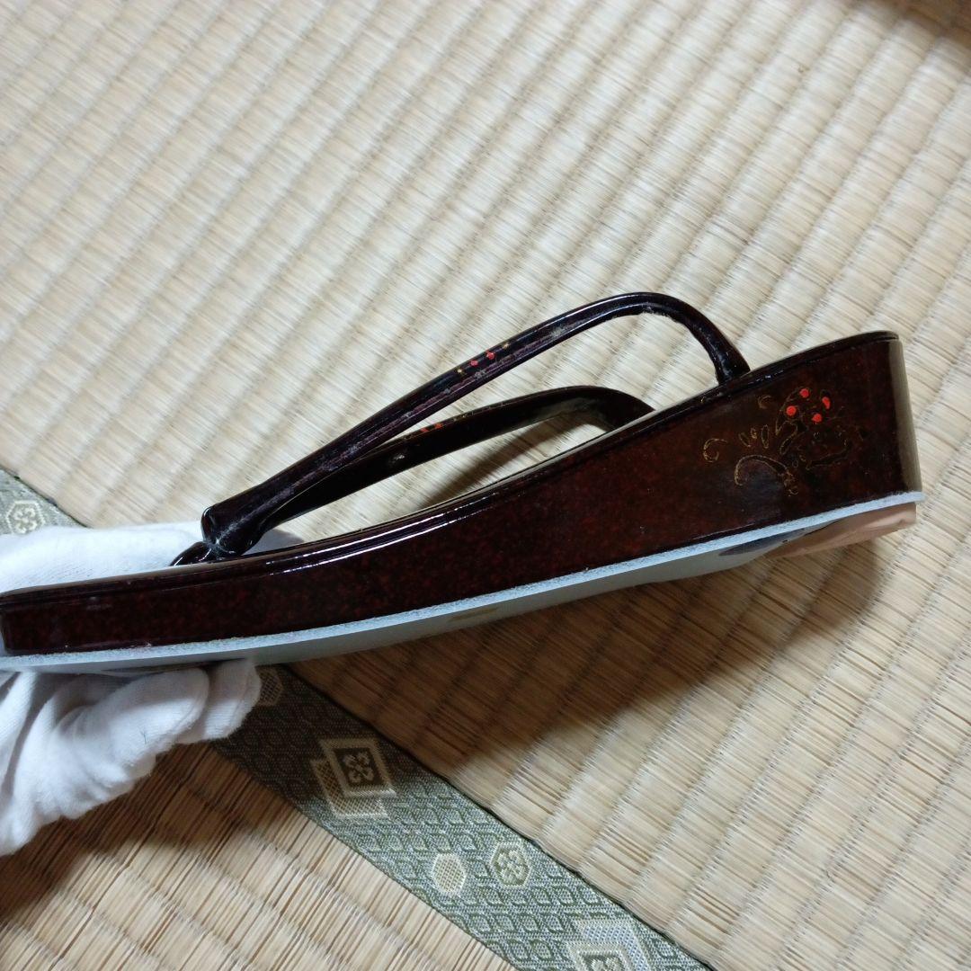 漆塗りの和装バッグと草履のセット