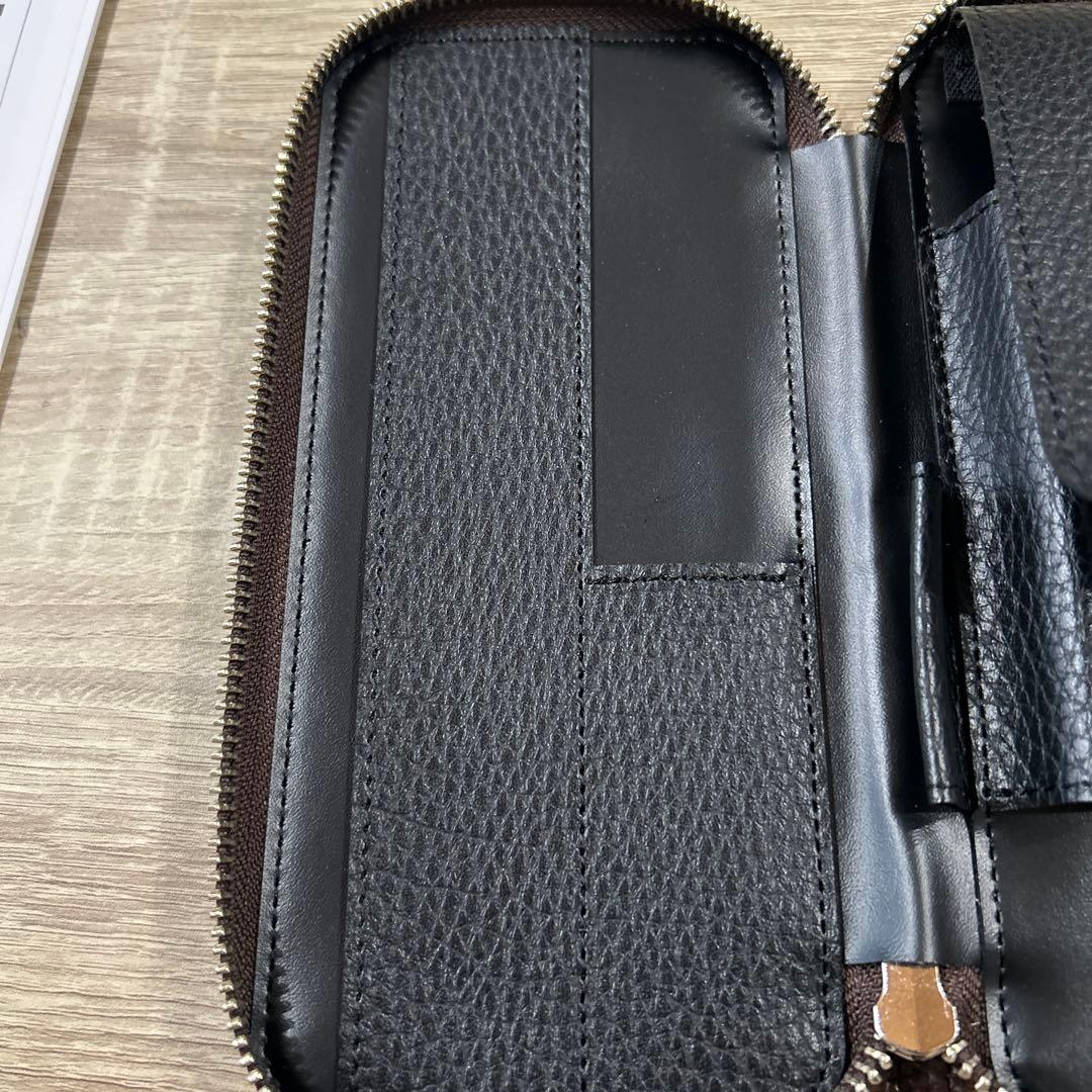 レザーラウンドジップペンケース エッセンシャル ADRIA ウイスキー