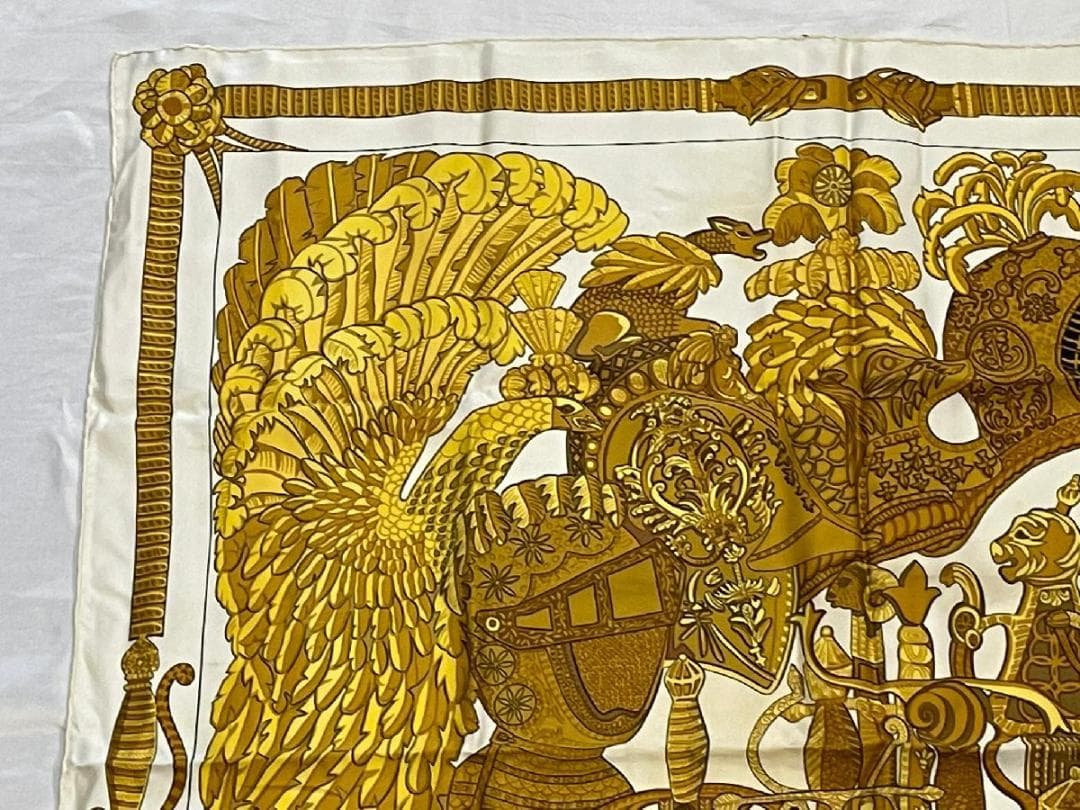 【セール】HERMES エルメス 　カレ 90　スカーフ　羽飾りの騎士兜　白✕金