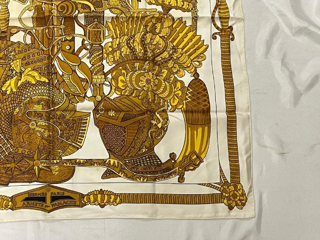 【セール】HERMES エルメス 　カレ 90　スカーフ　羽飾りの騎士兜　白✕金