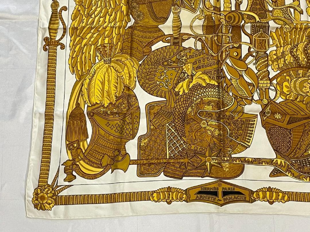 【セール】HERMES エルメス 　カレ 90　スカーフ　羽飾りの騎士兜　白✕金