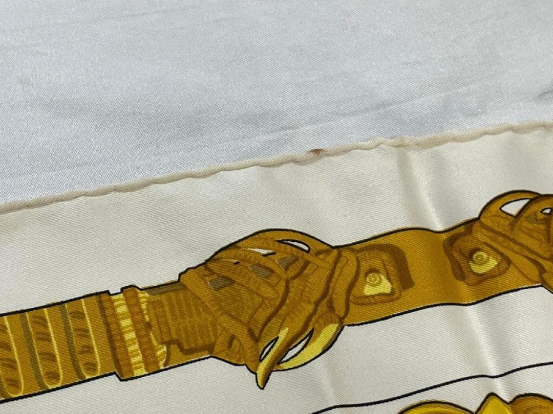 【セール】HERMES エルメス 　カレ 90　スカーフ　羽飾りの騎士兜　白✕金