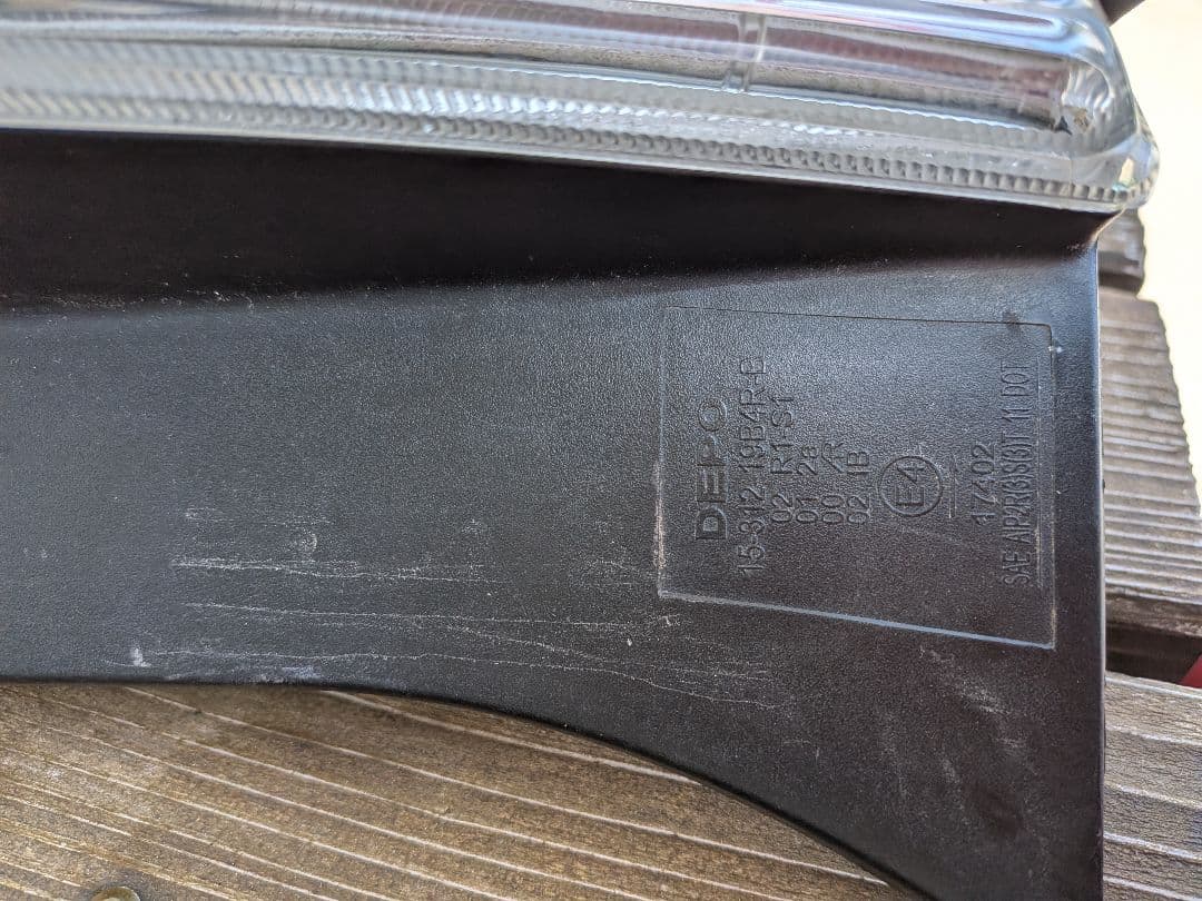 プリウス　ZVW30 後期テール　右側　全灯　社外品