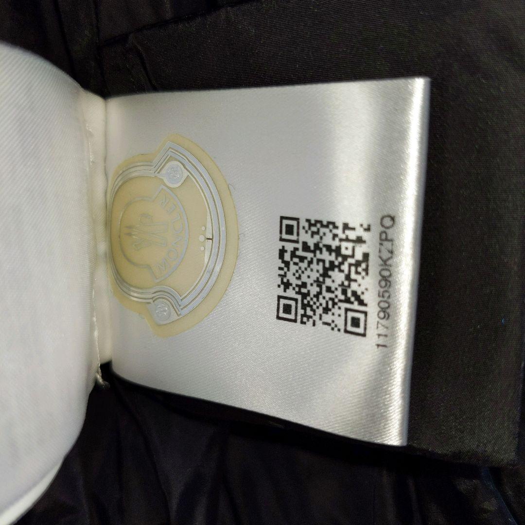 モンクレールLOTUS　ナイロンジャケットブラックフード付き。