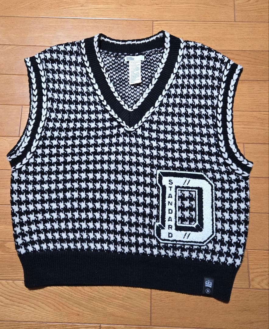 ダブルスタンダードクロージング　Dロゴ刺繍ニットベスト