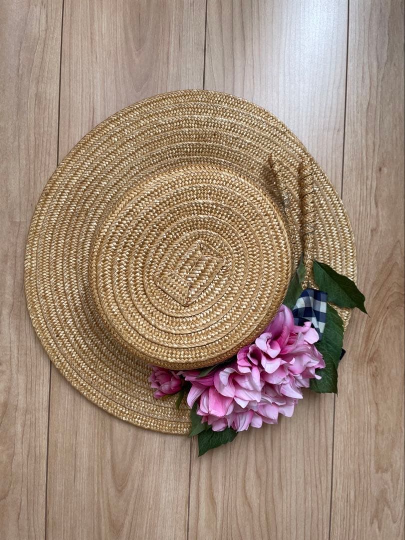 バラ色の帽子　ピンクの花付きストローボーラーハット