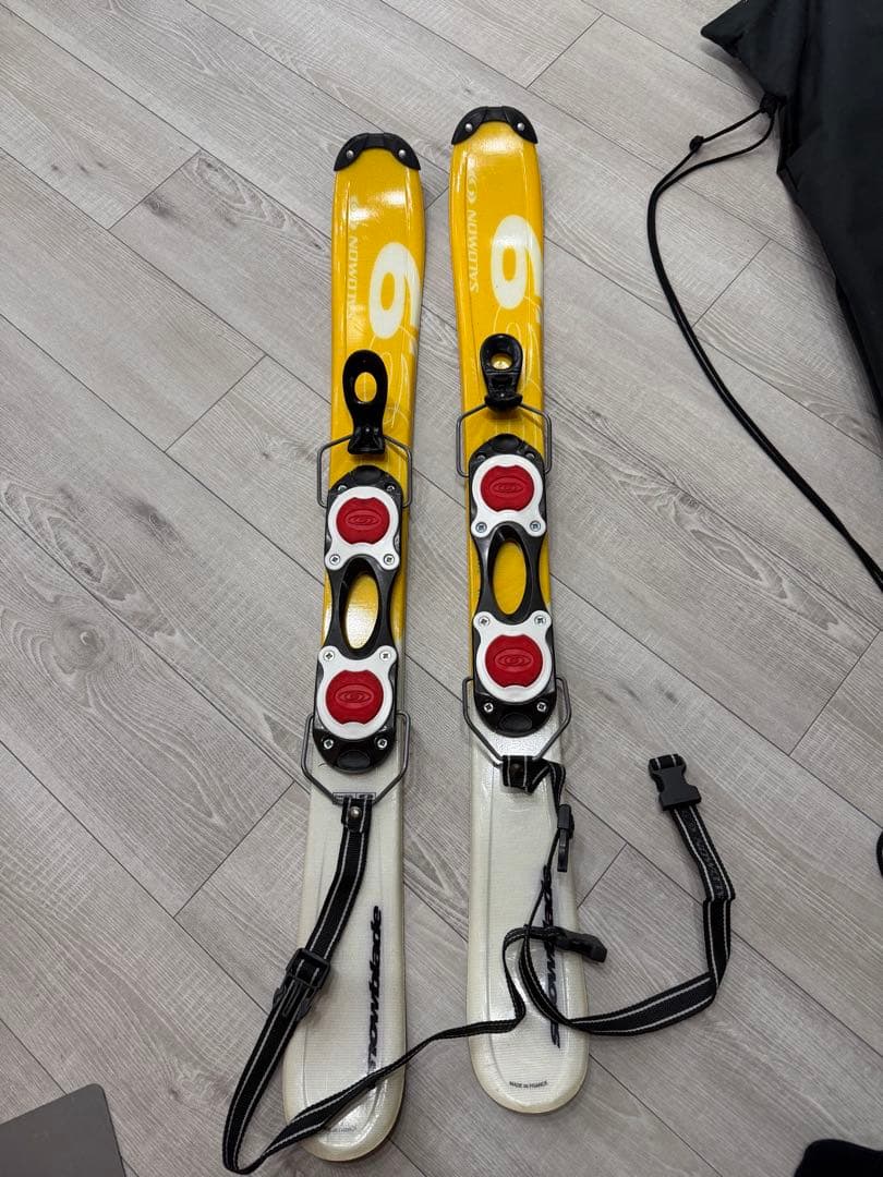 Salomon イエロー スキー板 赤いバインディング
