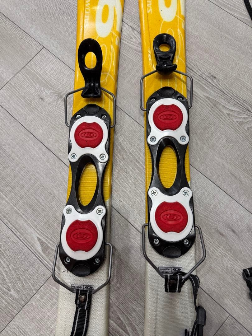 Salomon イエロー スキー板 赤いバインディング