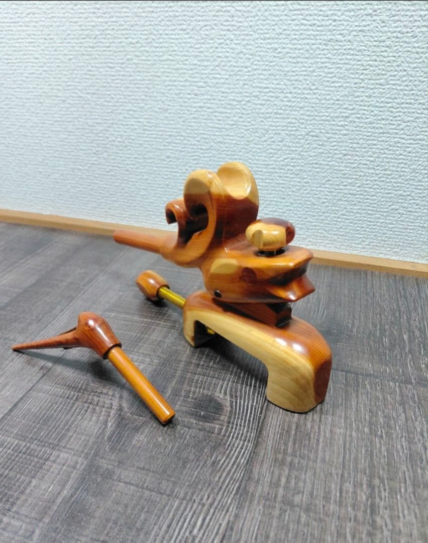 満留世　二つ波万力　（銘無し）