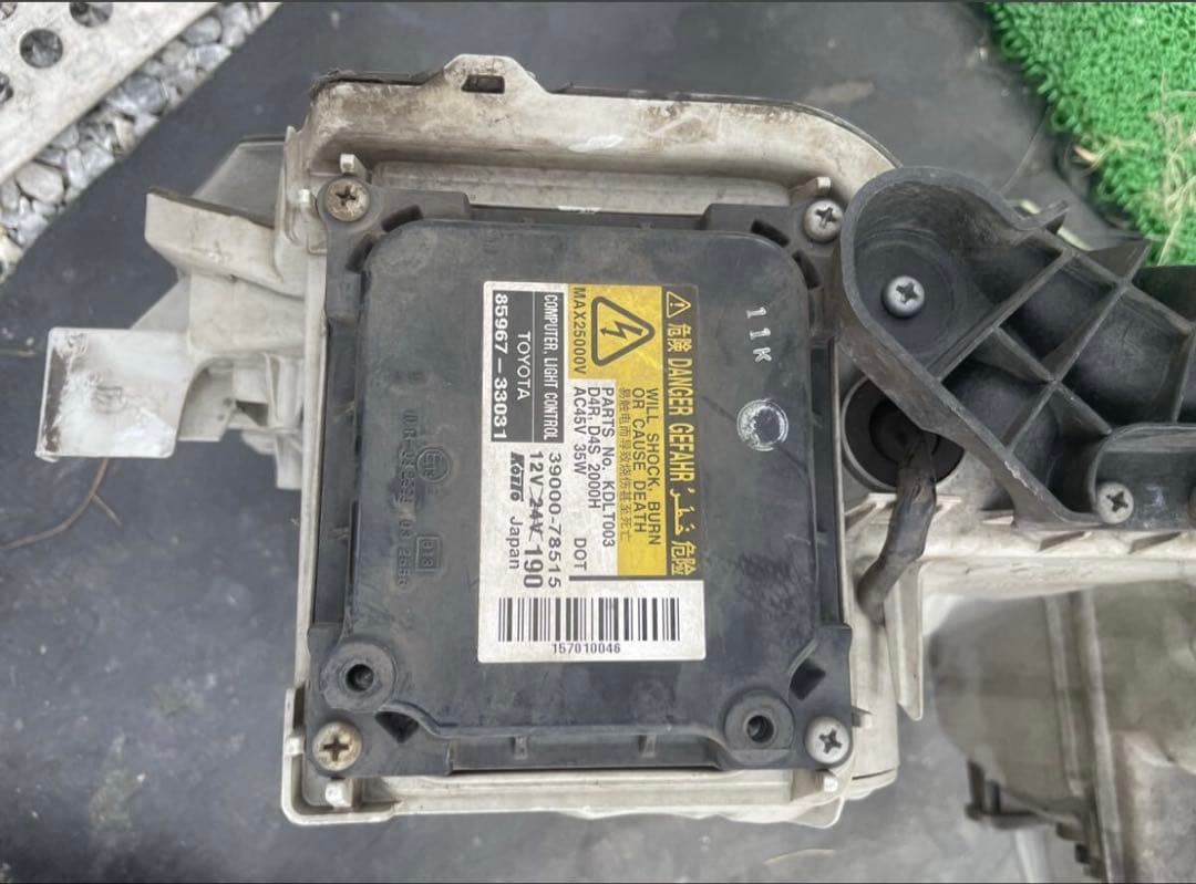 ハイエース 200系　3型　HID 純正ヘッドライト　インターブラック加工