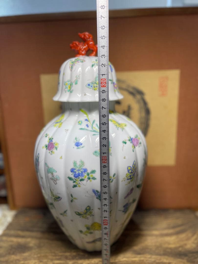 中国　粉彩　獅子摘み　花と蝶の装飾 陶磁器花瓶 蓋付き