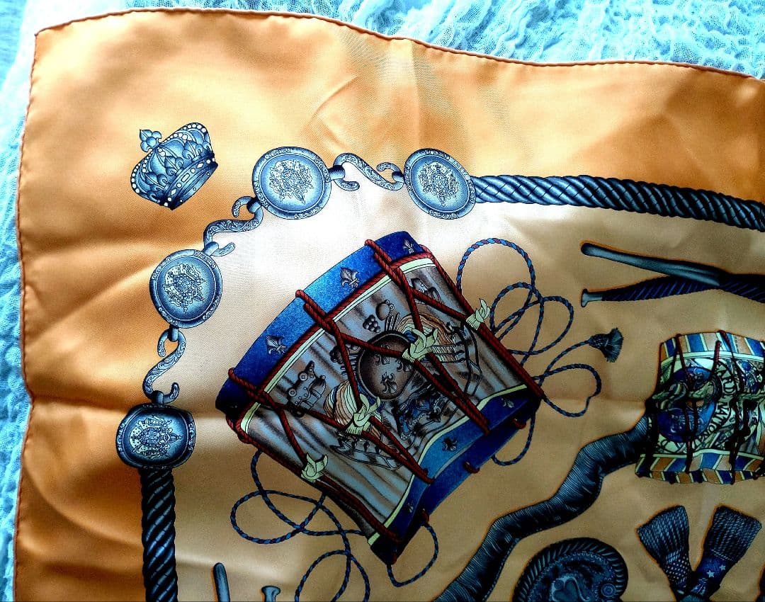 HERMES　カレ 90 LES TAMBOURS シルクスカーフ