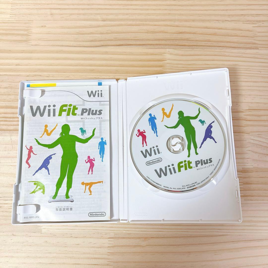 ニンテンドー　Wii本体とソフト3本とWii fit plusとリモコン充電器