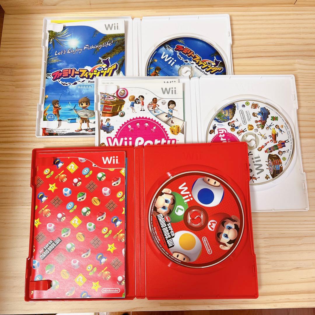 ニンテンドー　Wii本体とソフト3本とWii fit plusとリモコン充電器