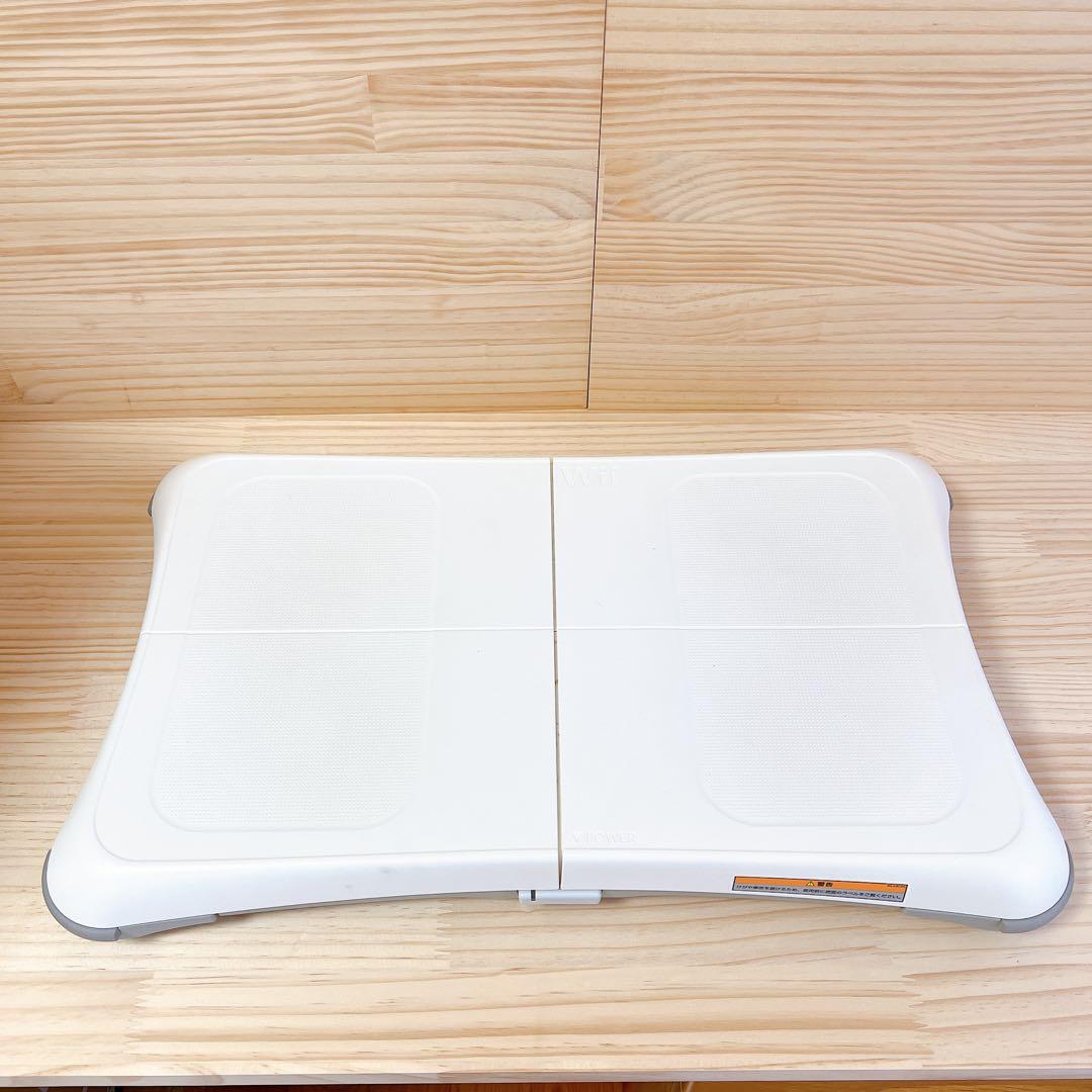 ニンテンドー　Wii本体とソフト3本とWii fit plusとリモコン充電器