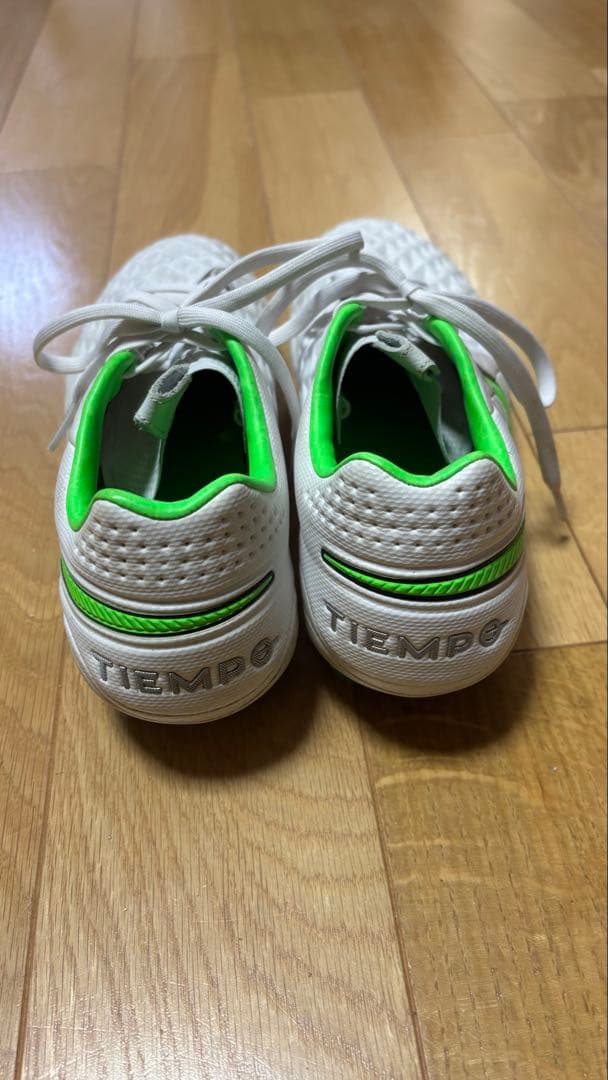 Nike Tiempo ホワイト/グリーン スパイク