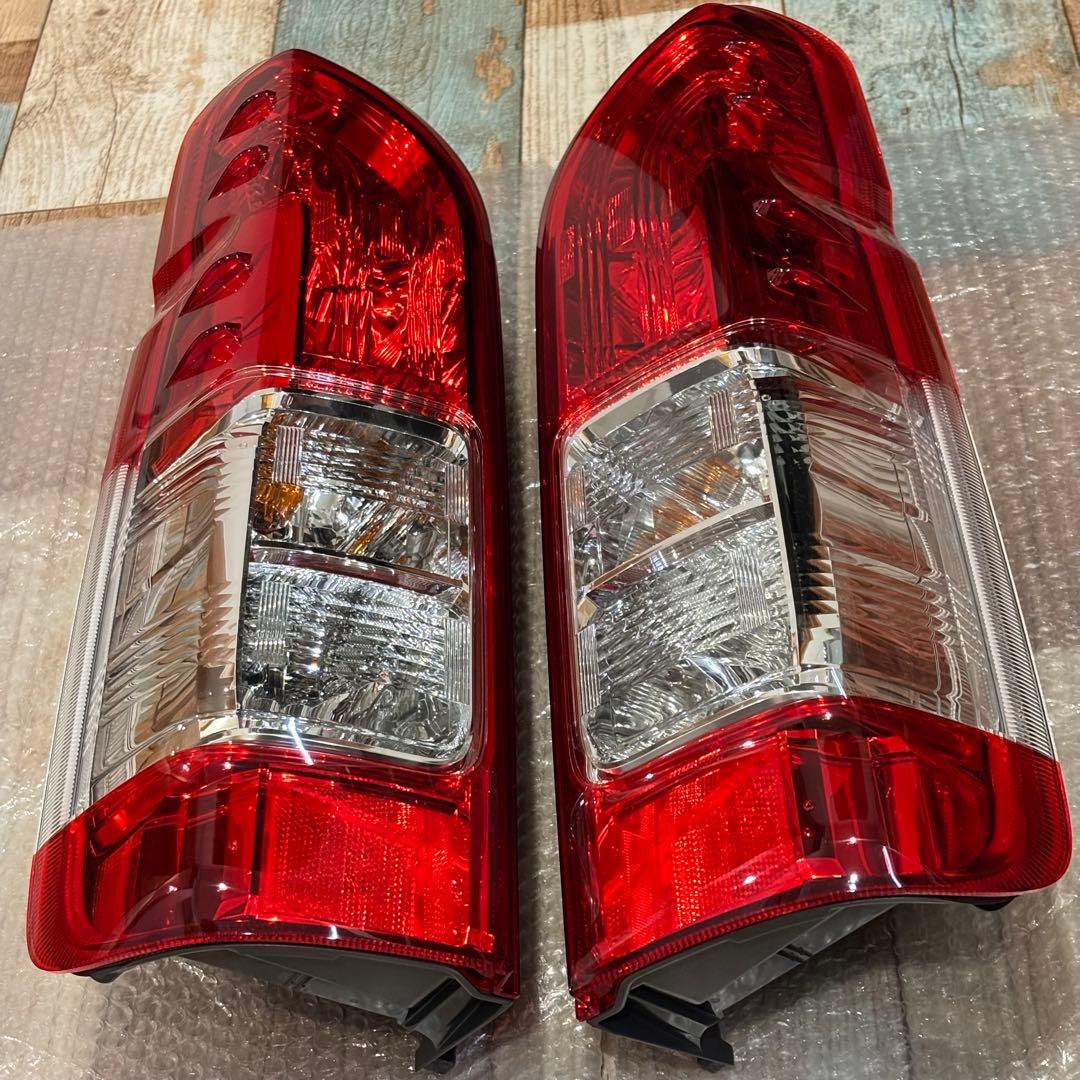 ⭐︎美品⭐︎ハイエース純正テールランプ　200系　新車外し