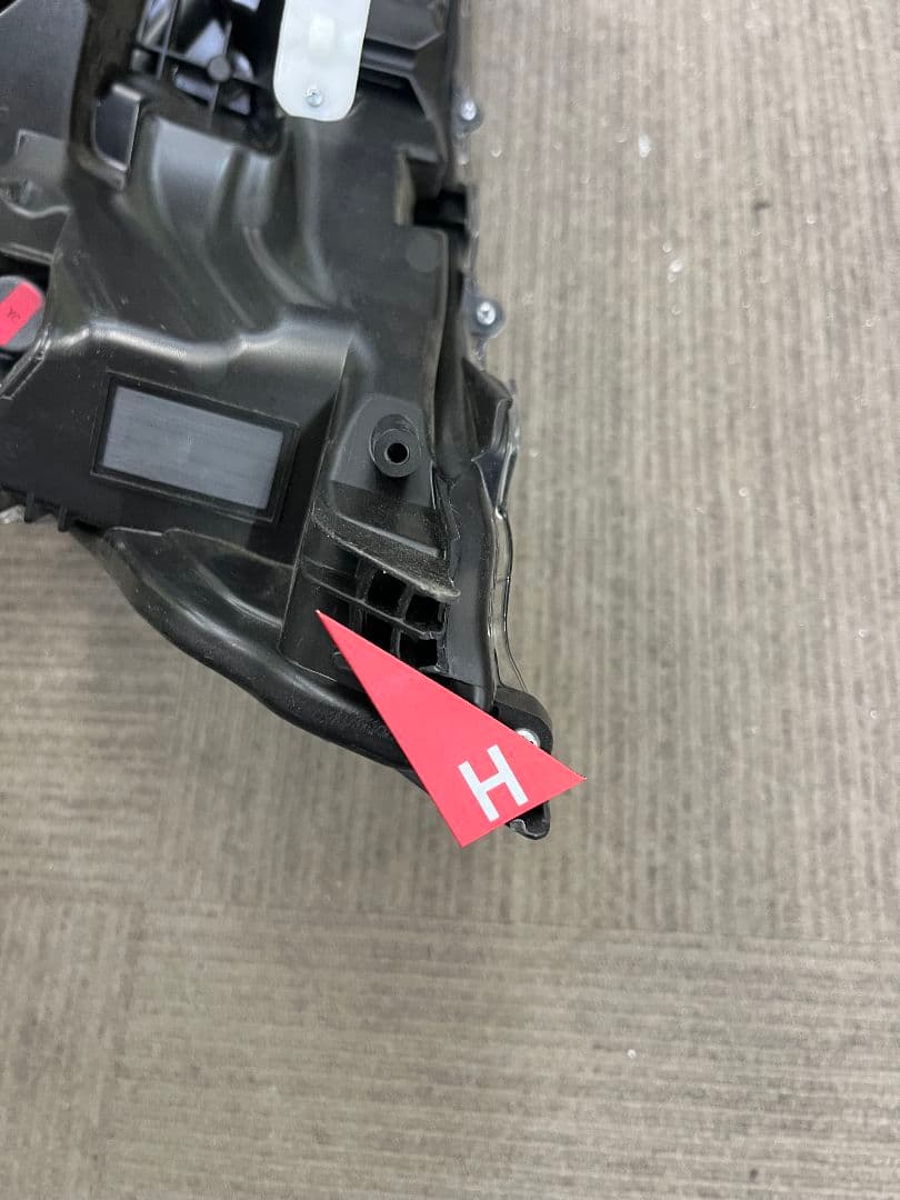 今日までの出品です。ノア　90系右ヘッドランプユニット