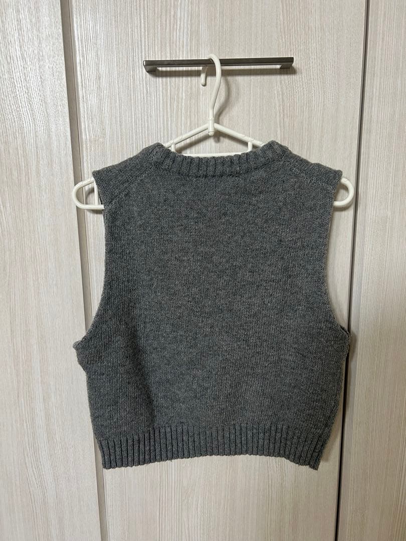 GANNI ロゴ入りグレー クロップドニットベスト