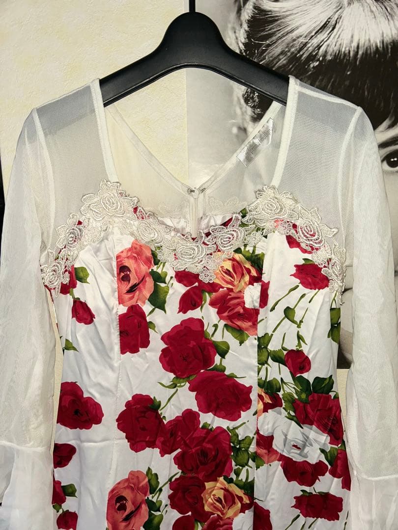 【試着のみ美品】フラメンコ衣装☆白地薔薇レース袖★軽やか豪華フリル
