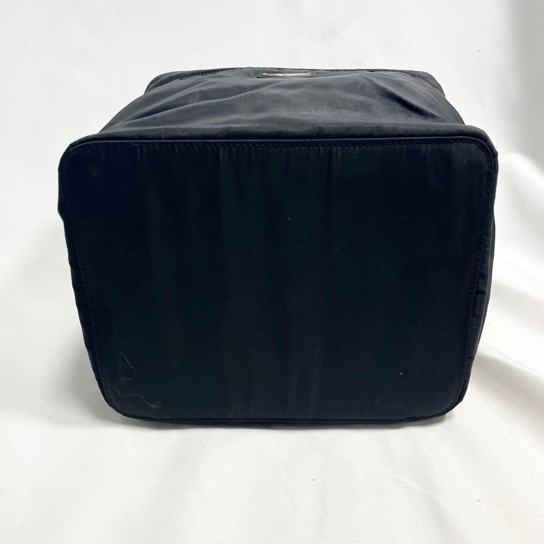 プラダ ブラック ナイロン バニティ ハンドバッグ　コスメバッグ 三角ロゴ 金具