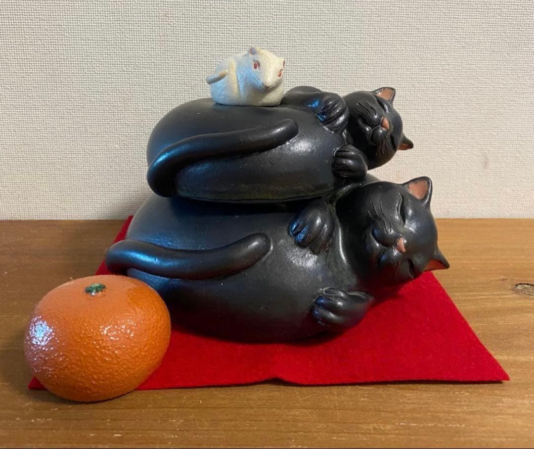 中古品【鏡餅 猫】黒猫♡猫の置物♡陶器製♡横向き♡