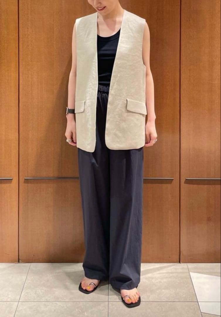【美品】ギャルリーヴィーサルファーリネン Vカラージレ24ss ベージュ