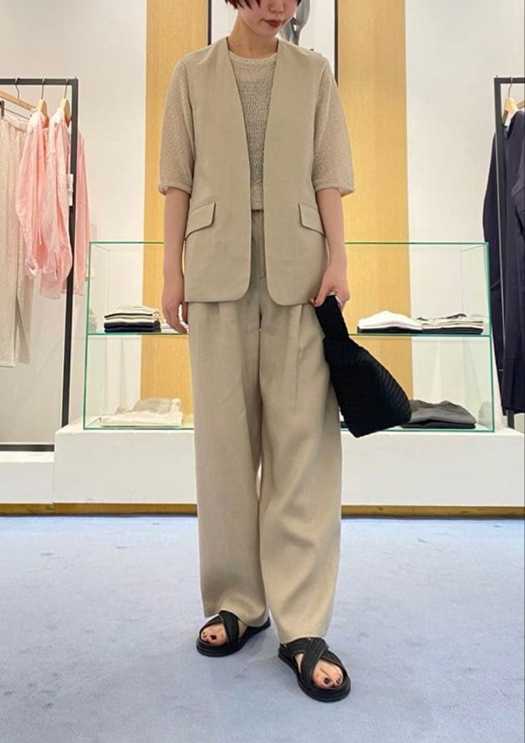 【美品】ギャルリーヴィーサルファーリネン Vカラージレ24ss ベージュ