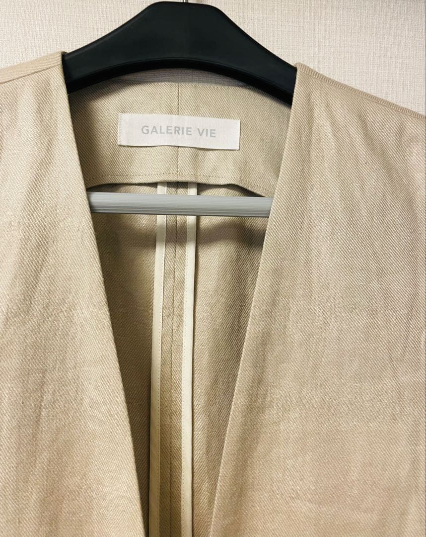 【美品】ギャルリーヴィーサルファーリネン Vカラージレ24ss ベージュ