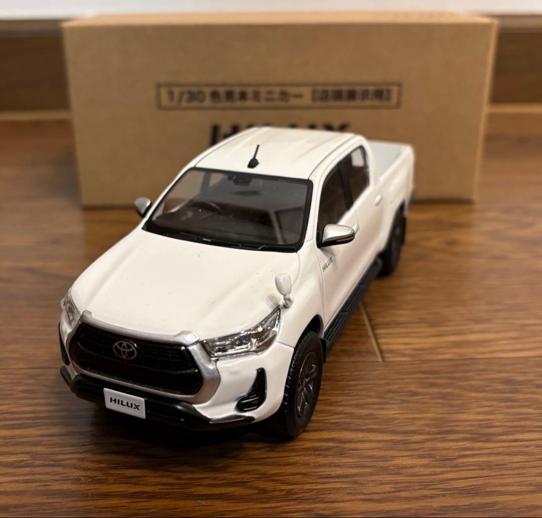 トヨタ ハイラックス スーパーホワイトⅡ 1/30 カラーサンプル 箱付【新品】