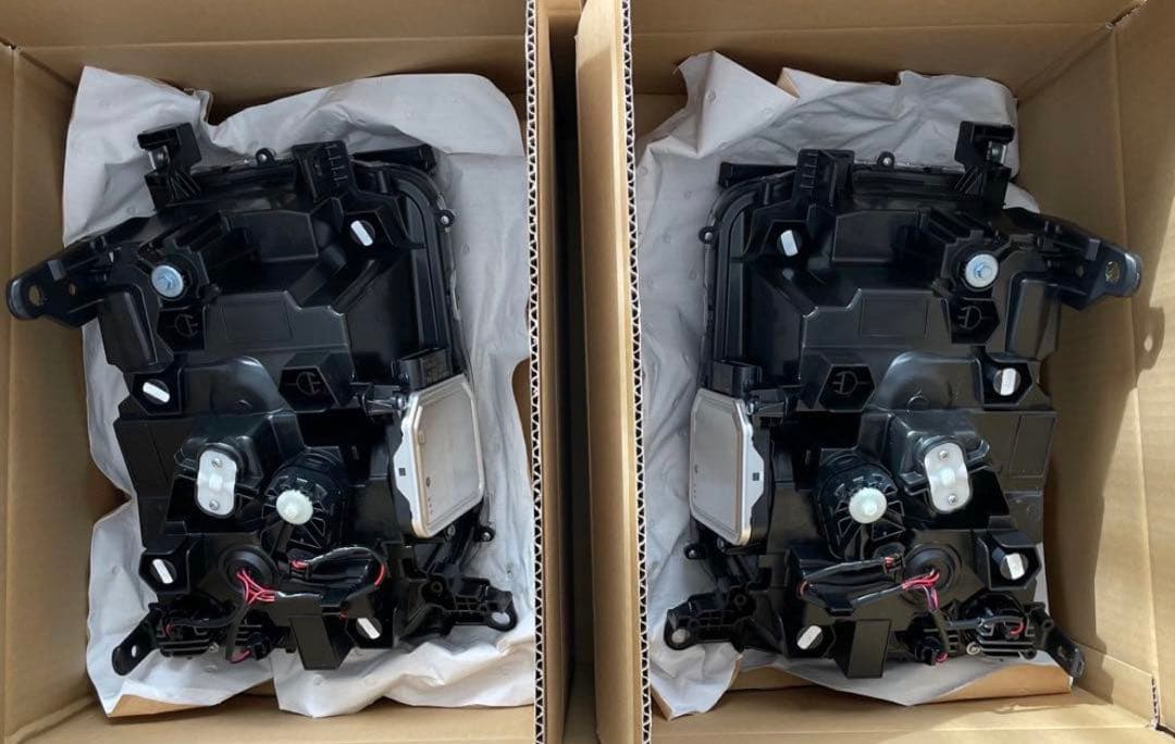 新品未使用トヨタ ランドクルーザー250 純正角目ヘッドライト 左右一式