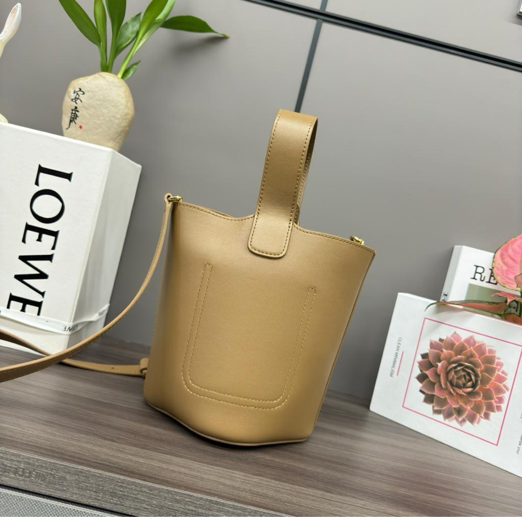 極美品✨ベージュ系　肩掛け　2WAYハンドバッグ