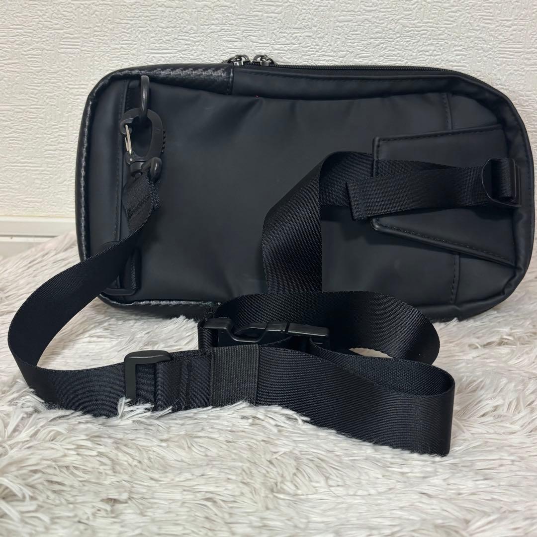 【ほぼ新品】トミーヒルフィガー ボディバッグ 黒　メンズ・レディースOK！