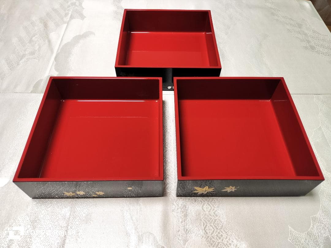 高級感！≪加賀金箔≫の可愛い　重箱３段　漆塗　金箔　吸物椀