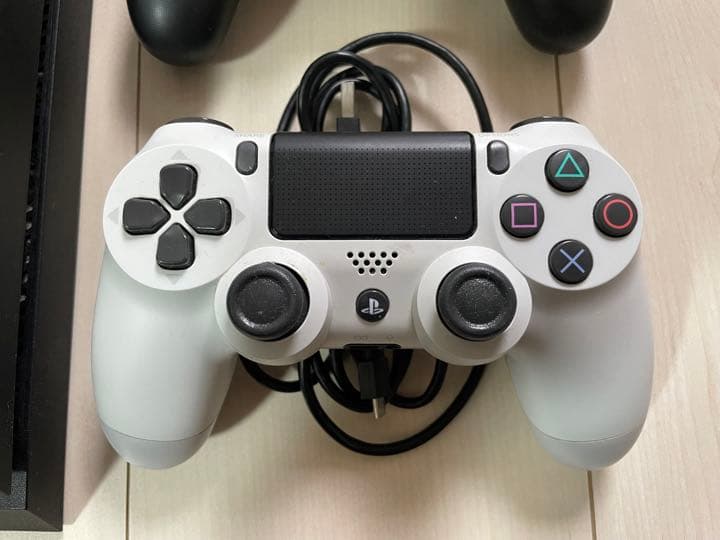 プレステ4 PS4【コントローラー２つ付】
