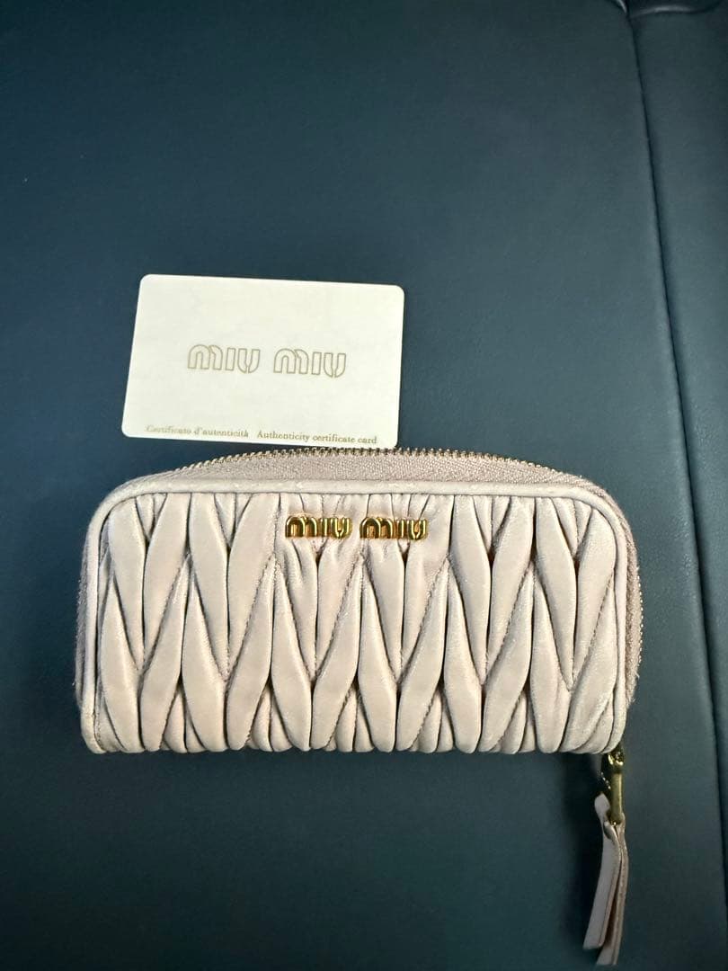 miu miu ベージュ レザー キーケース